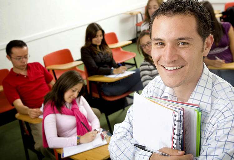 ندوة بمدرسة الحكامة والاقتصاد بالرباط حول تجديد القيادات دخل الأحزاب السياسية