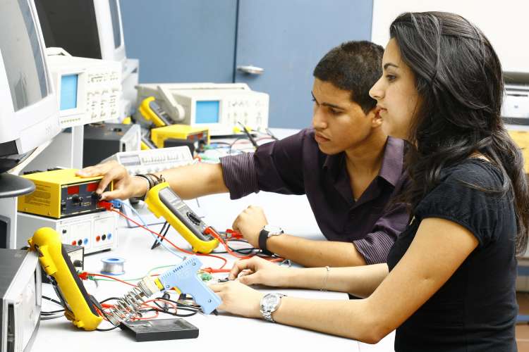 Ingénierie : Formation en systèmes informatiques et télécommunications à l'Université Mundiapolis